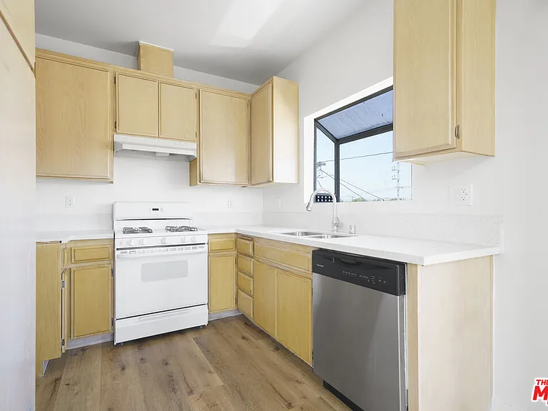 22705 Del Valle St #5 — Photo 6