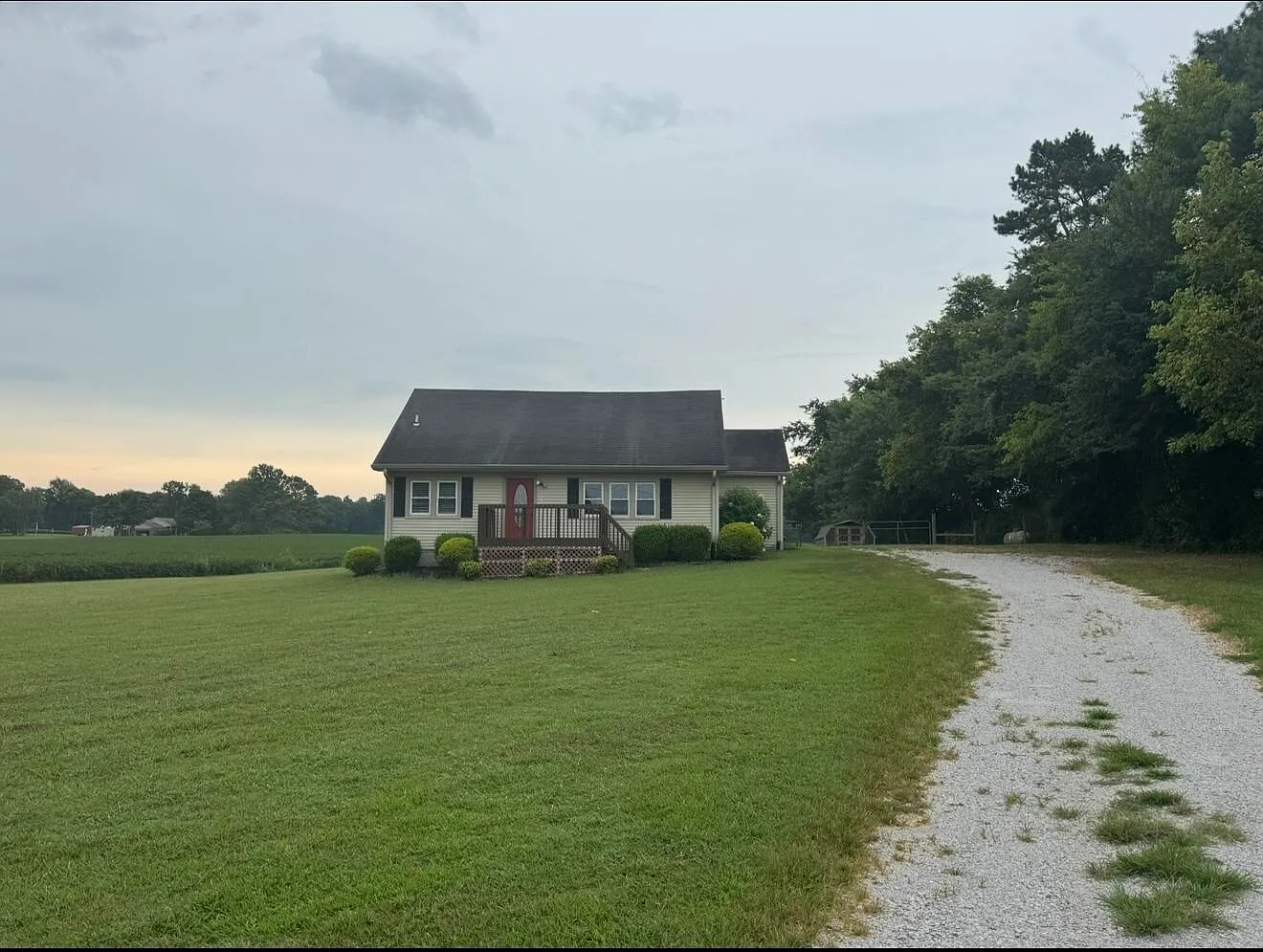 3 bed, 3.0 bath, 1644 sqft, $1,200 — Photo 2