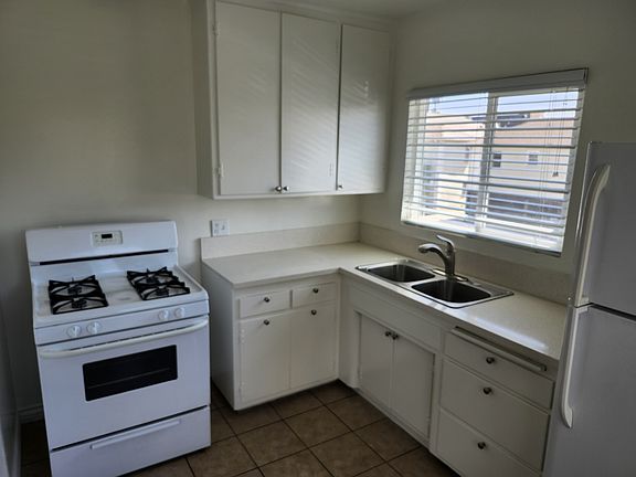4th image of 1017 S Shenandoah St APT 3