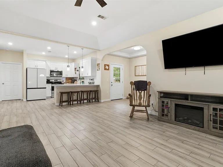 16529 Kingsbury Dr — Photo 8