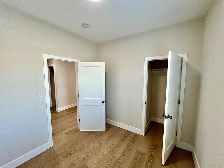 Spectacular, Top Floor 2 Bed/1 Bath Fully Renovated — Photo 5