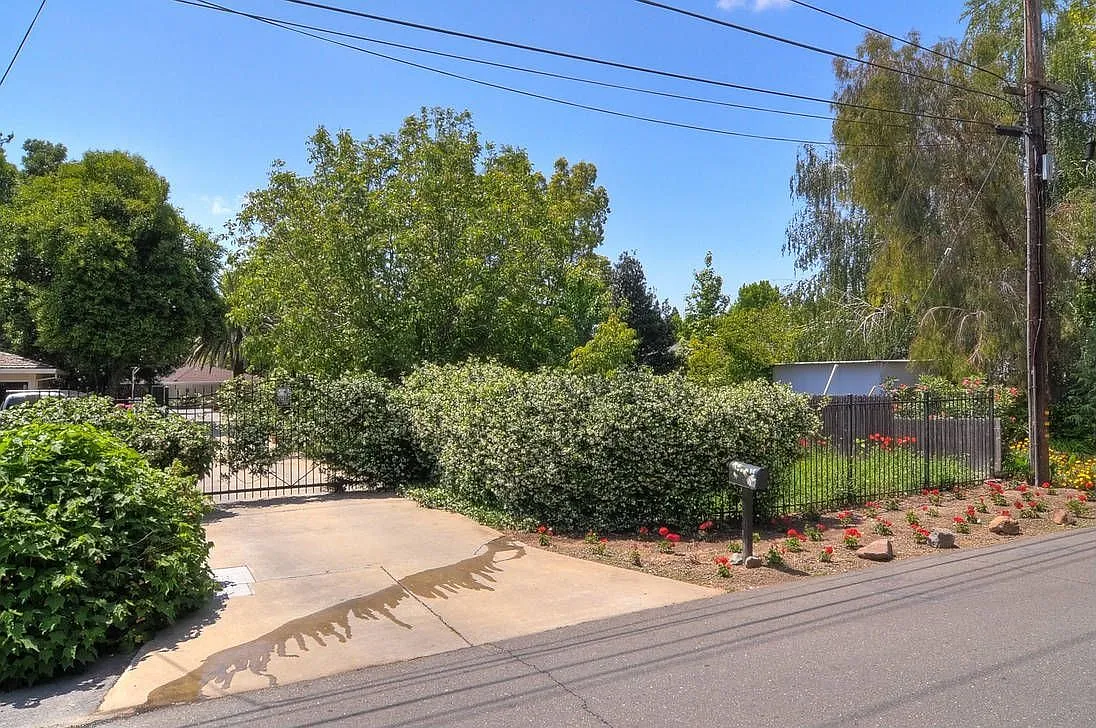 1939 Claremont Rd photo 1
