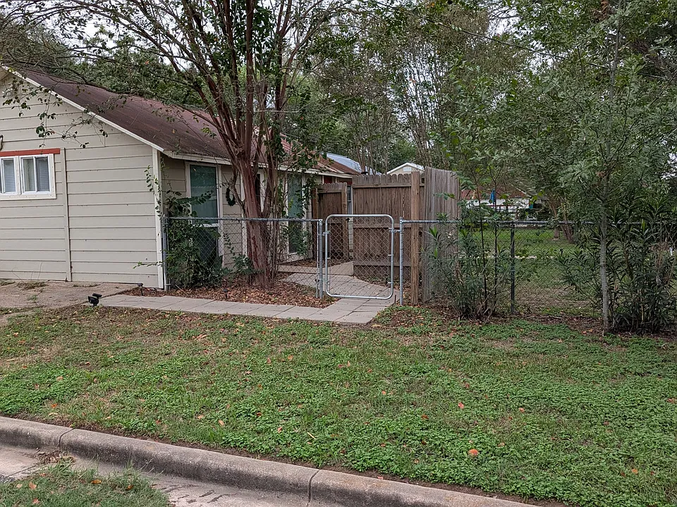 806B Burleson St
