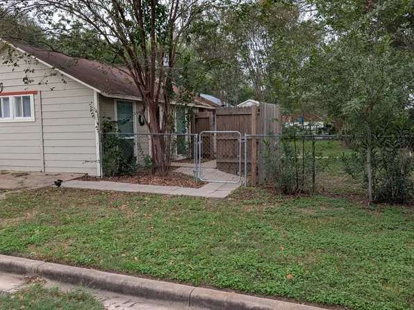 806B Burleson St, Smithville, TX 78957