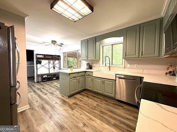 3rd image of 522 Woodland Rd