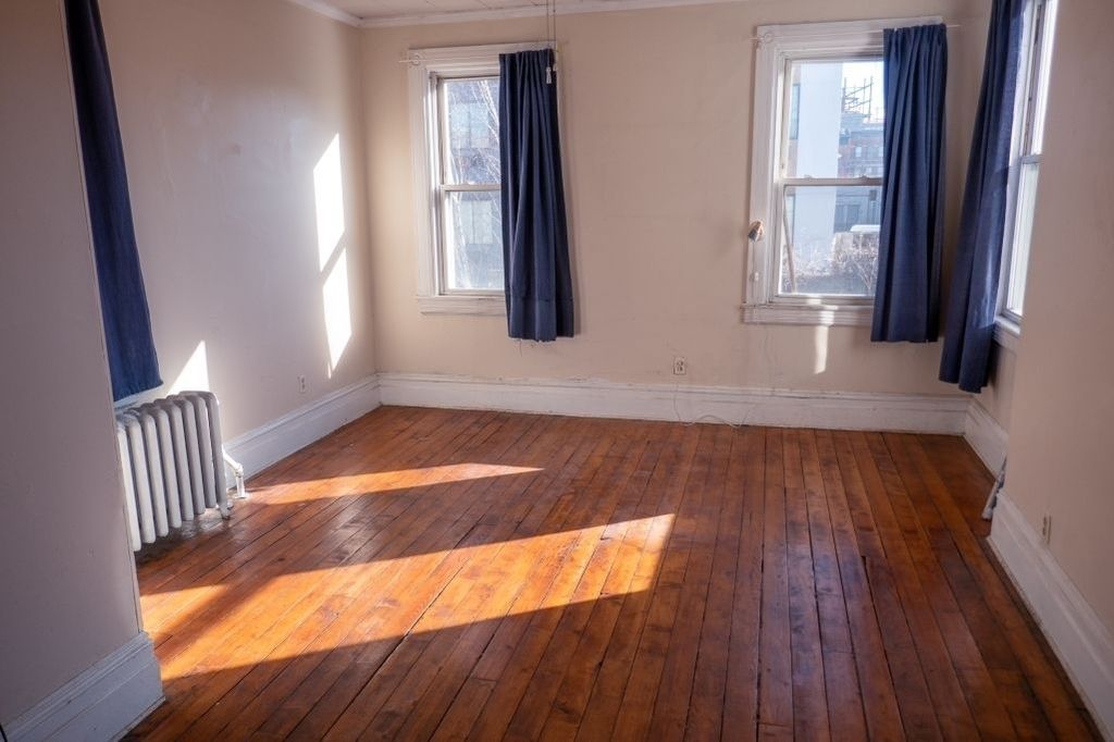 3 Bed 2 Bath Property, New York • 1,700 Sq Ft