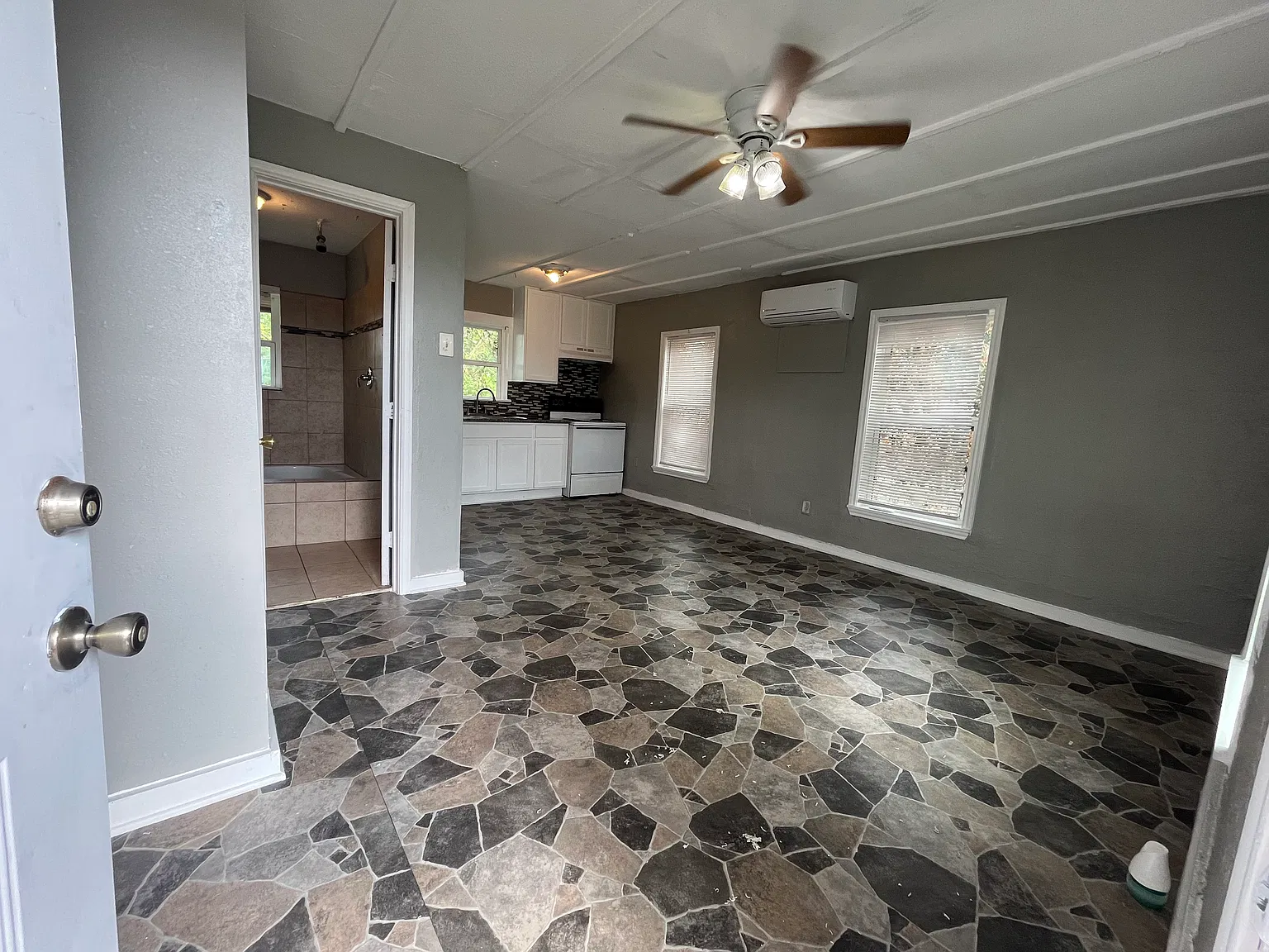 Studio, 650 sqft, $790 — Photo 2