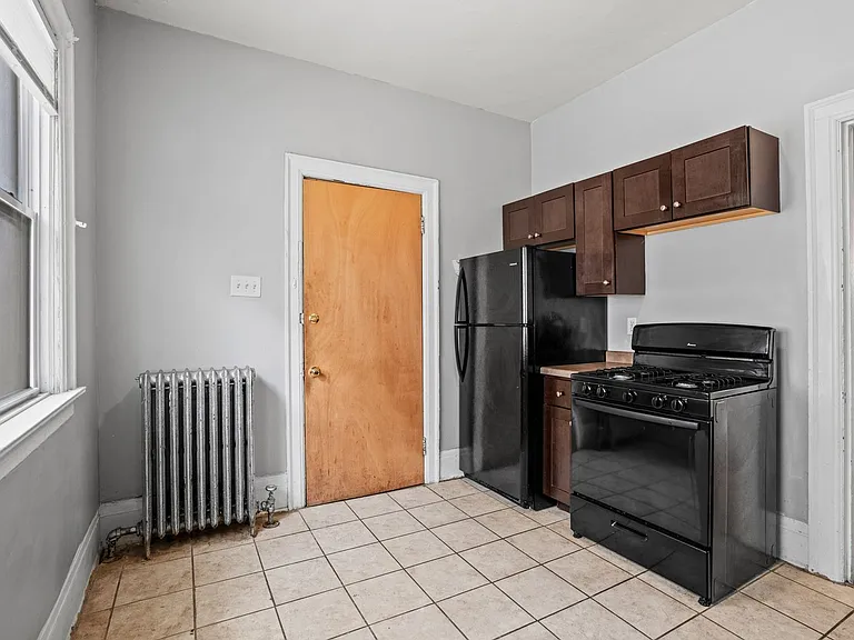 2933 N Maryland Ave — Photo 16