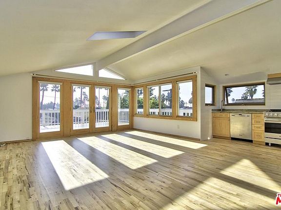 3rd image of 130 Fraser Ave