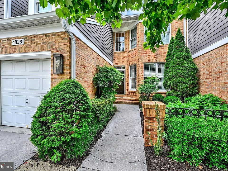 1st image of 1826 Courtyard Cir #1826