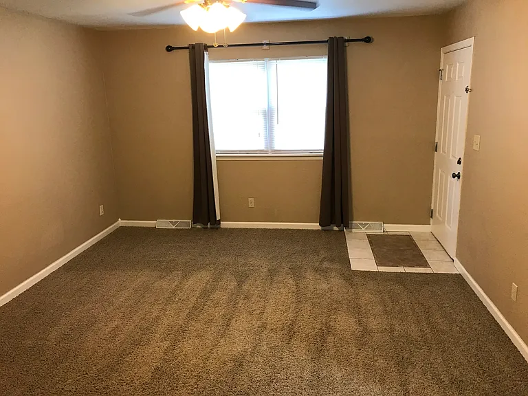 100 NE Knox St — Photo 3