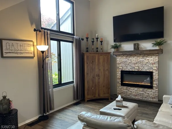 8153 Ashland Ct, Stanhope Boro, NJ 07874