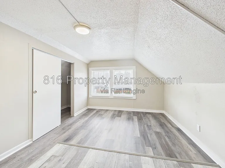 3205 E 31st St — Photo 33