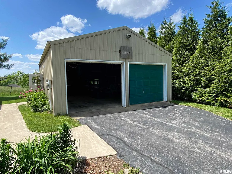 6525 N Kramm Rd — Photo 5