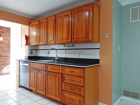 4th image of 435 Whittier Ave