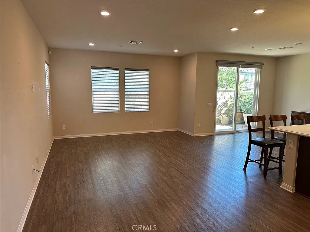4 bed, 2439 sqft, $4,000 — Photo 2