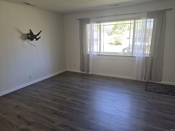 4th image of 410 Barbie St