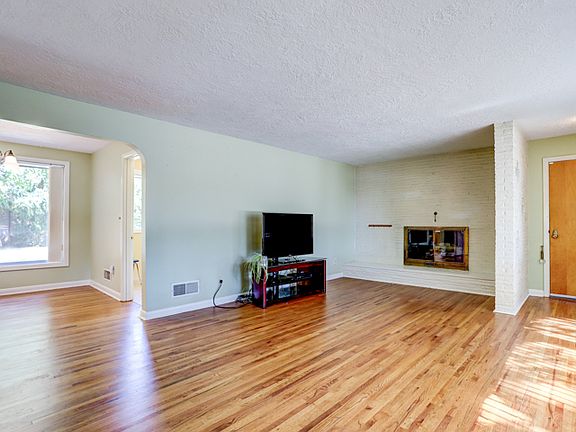 5th image of 3112 NE 53rd St