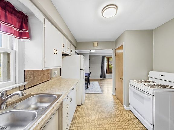 12th image of 320 West St