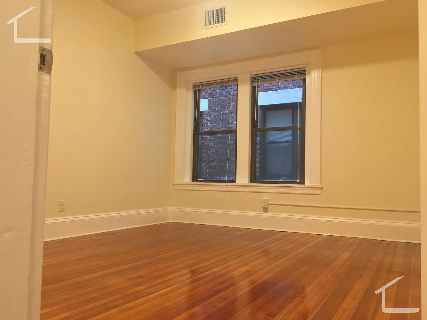 Charming 2 Bedroom-No Broker Fee — Photo 4