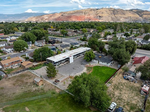 5th image of 951 N Redwood Rd #10
