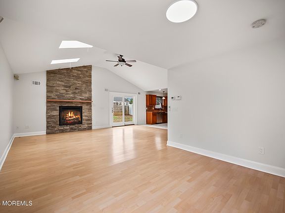 5th image of 18 Fierro Ave