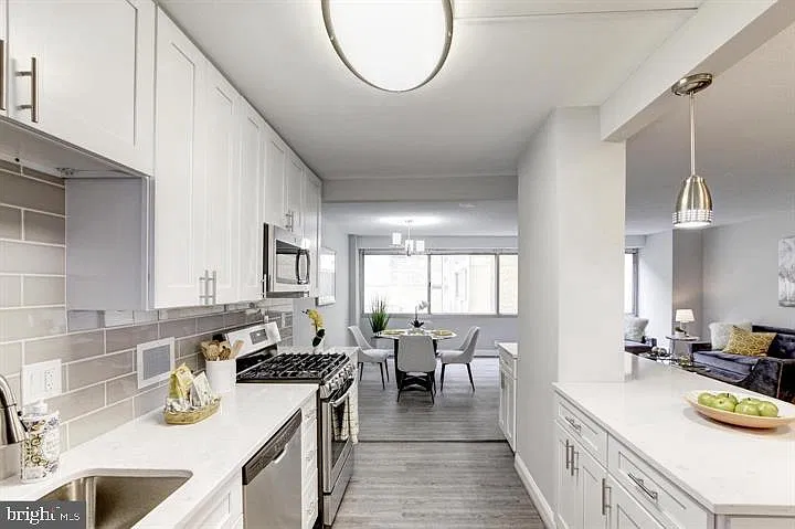 1 bed, 1.5 bath, 892 sqft, $2,450 — Photo 2
