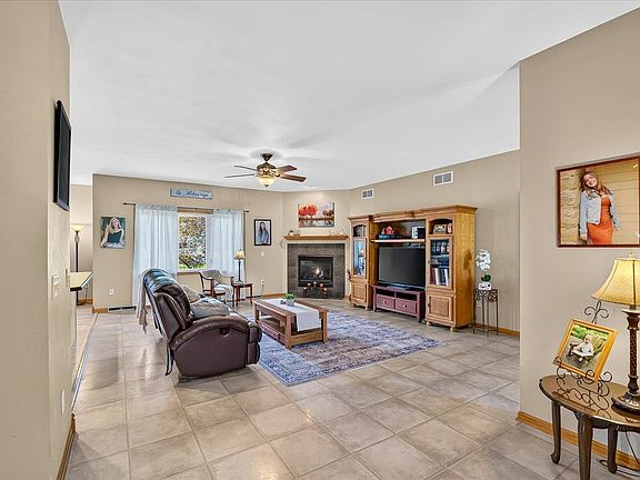 5th image of 875 Merri Hill Dr