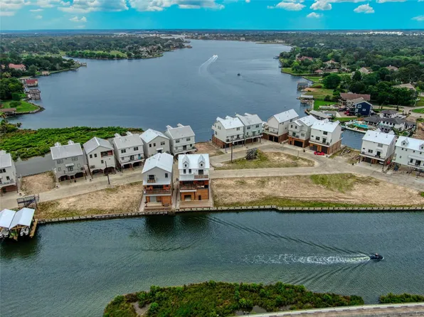 24 Cmdr Runco Ln, Seabrook, TX 77586