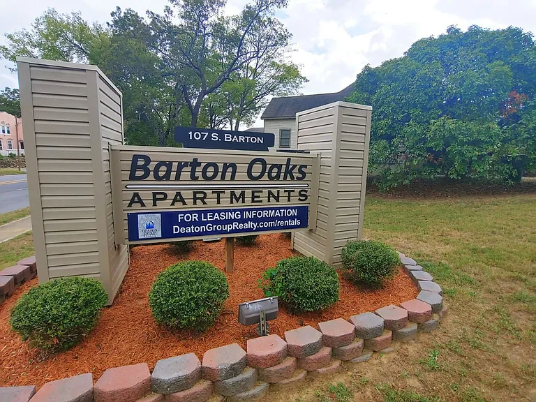 Barton Oaks Apartments — Photo 12