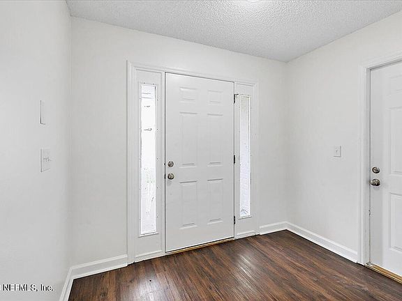 3rd image of 1860 COLDFIELD Drive W