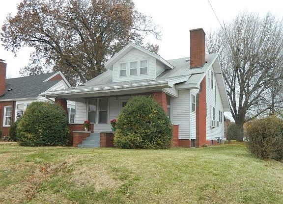 2nd image of 115 E 19th St