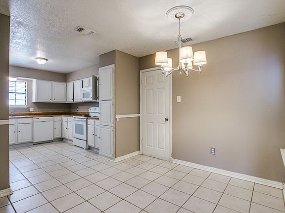 4th image of 1400 Lincolnshire Way