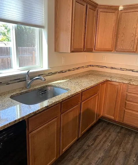 1718 NW Larch Wood Ct — Photo 4