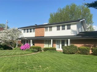 1 Oakland Hills Dr, Chesterfield, MO 63017