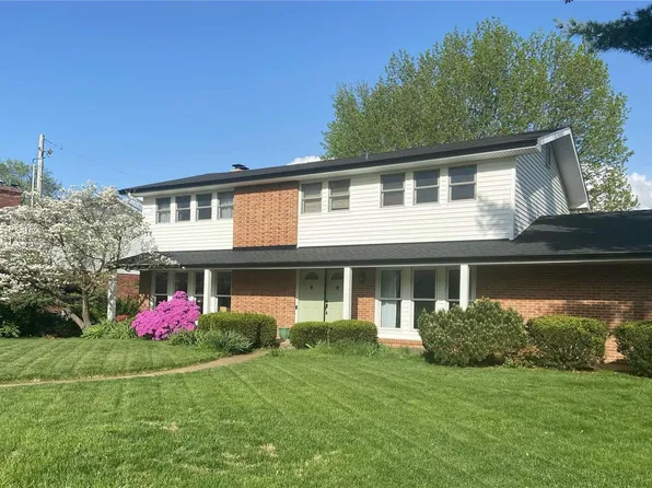 1 Oakland Hills Dr, Chesterfield, MO 63017