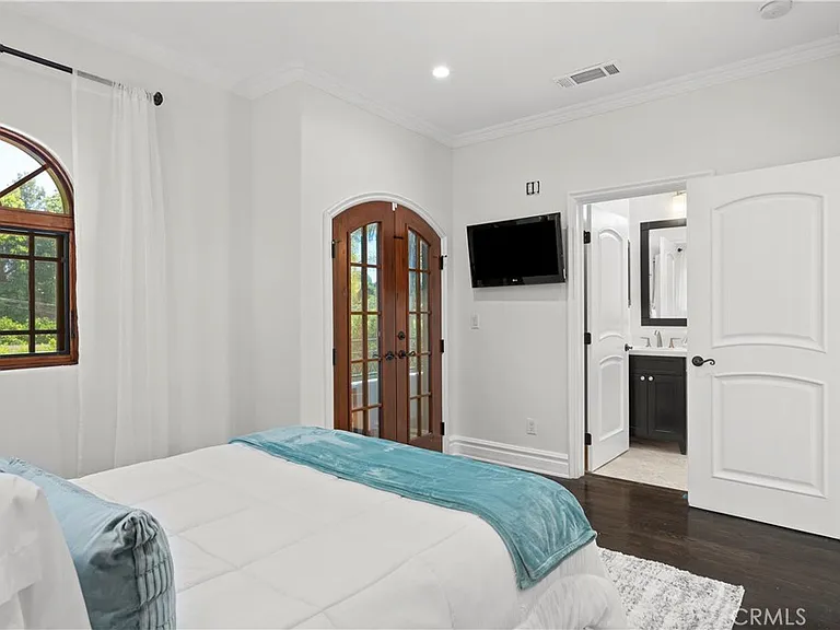 15014 Valleyheart Dr — Photo 33
