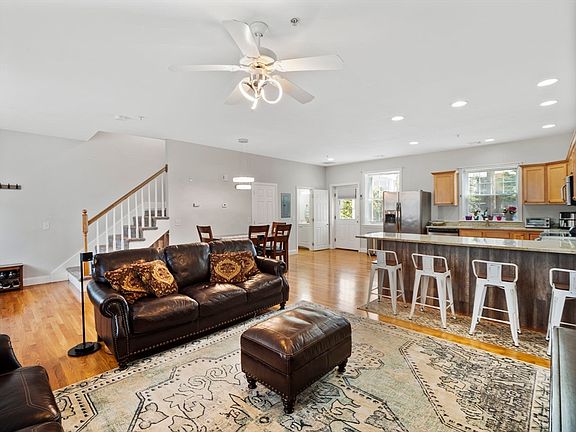 3rd image of 31-33 Ashland St #2