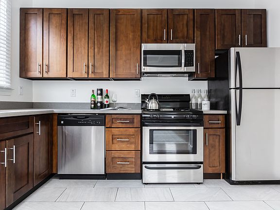 5th image of 40 Tiffany Ave #4