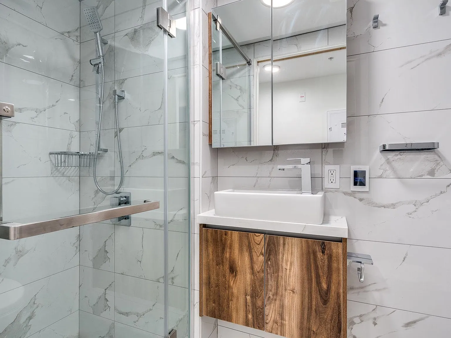 2 bed, 765 sqft, $3,890 — Photo 3