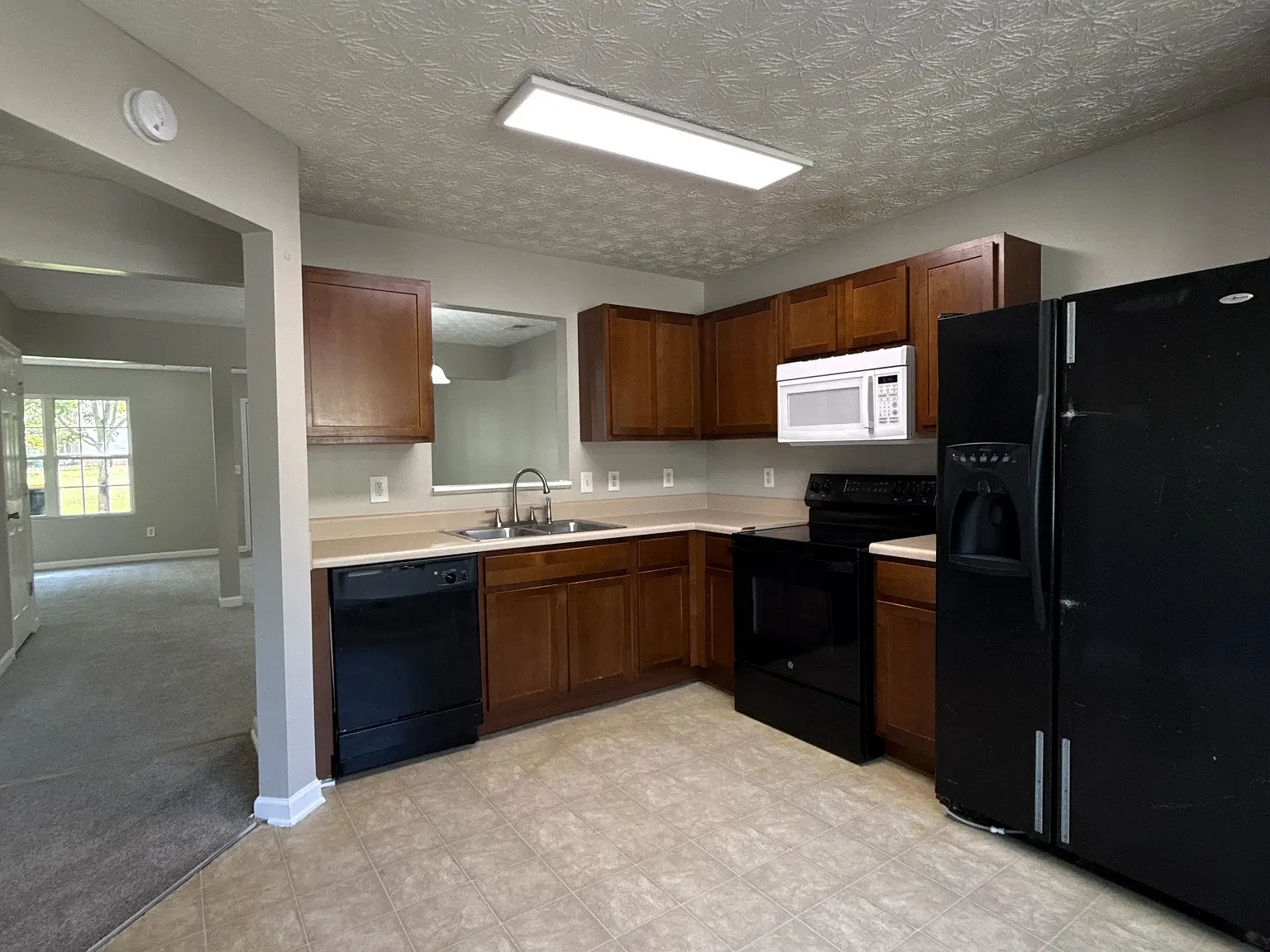 3 bed, 2.5 bath, 1592 sqft, $1,795 — Photo 3