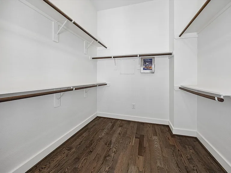 2710 Freund St — Photo 16