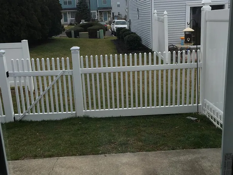 906 Fitch Ct — Photo 2