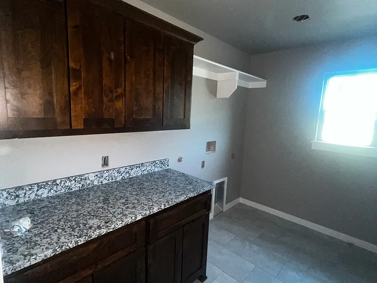 1045 S Cheyenne St — Photo 5