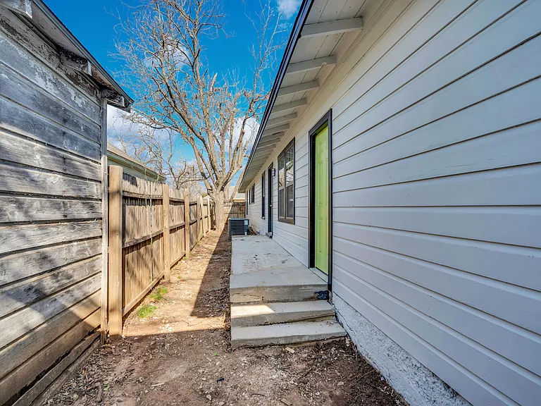 413 Shaw St — Photo 15