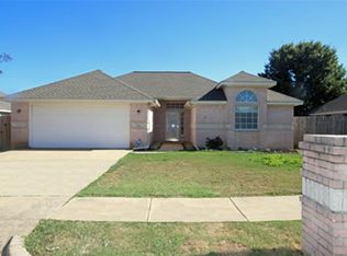 524 Meadowcrest Dr, Burleson, TX 76028
