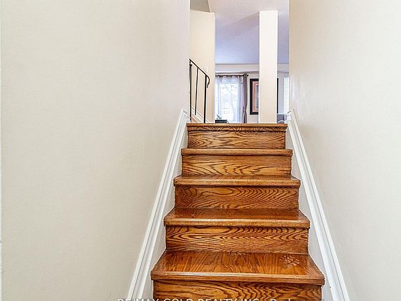 3rd image of 33 Guildford Cres #33