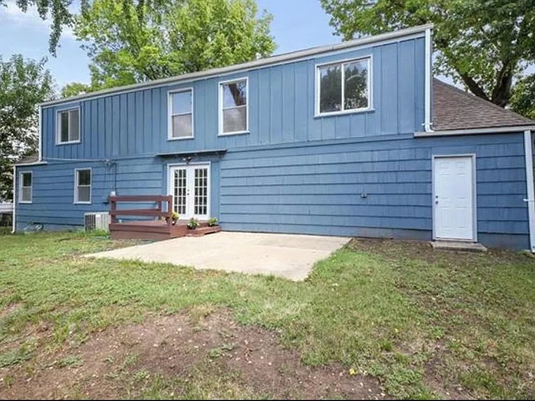 8416 State Line Rd — Photo 25