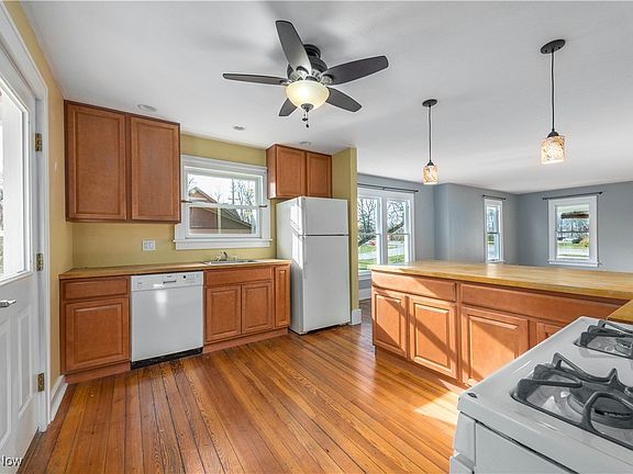 3rd image of 625 Bassett Rd