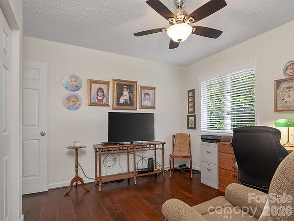 5th image of 136 Deerlake Dr